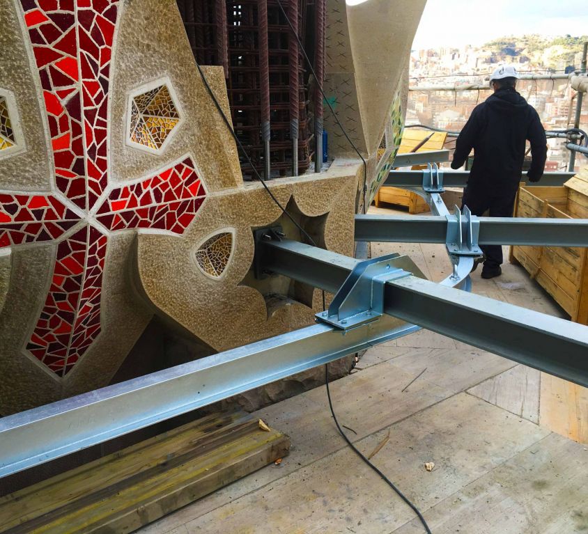 Cabina colgante para operaciones de construcción en un edificio religioso emblemático