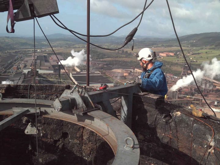 Cabinas colgantes para reconstrucción interior de chimenea | Andamios