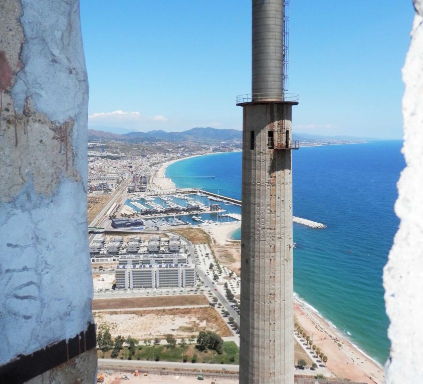 Andamios Colgantes para Deconstrucción de Conducto Metálico en Chimenea de Hormigón