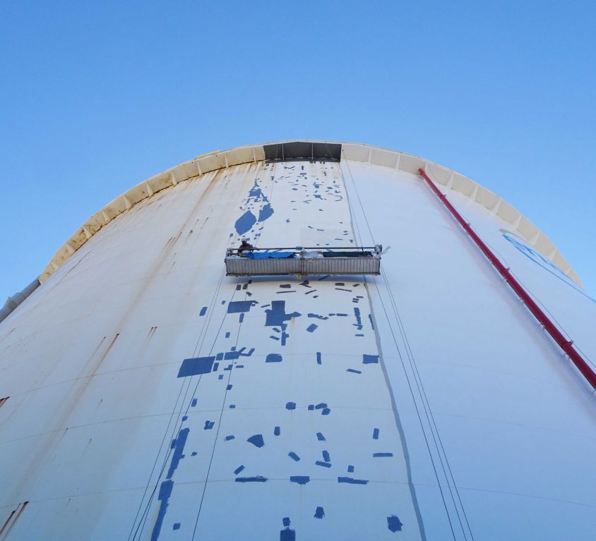 Andamio colgante para exterior de un tanque de gas natural licuado (GNL)