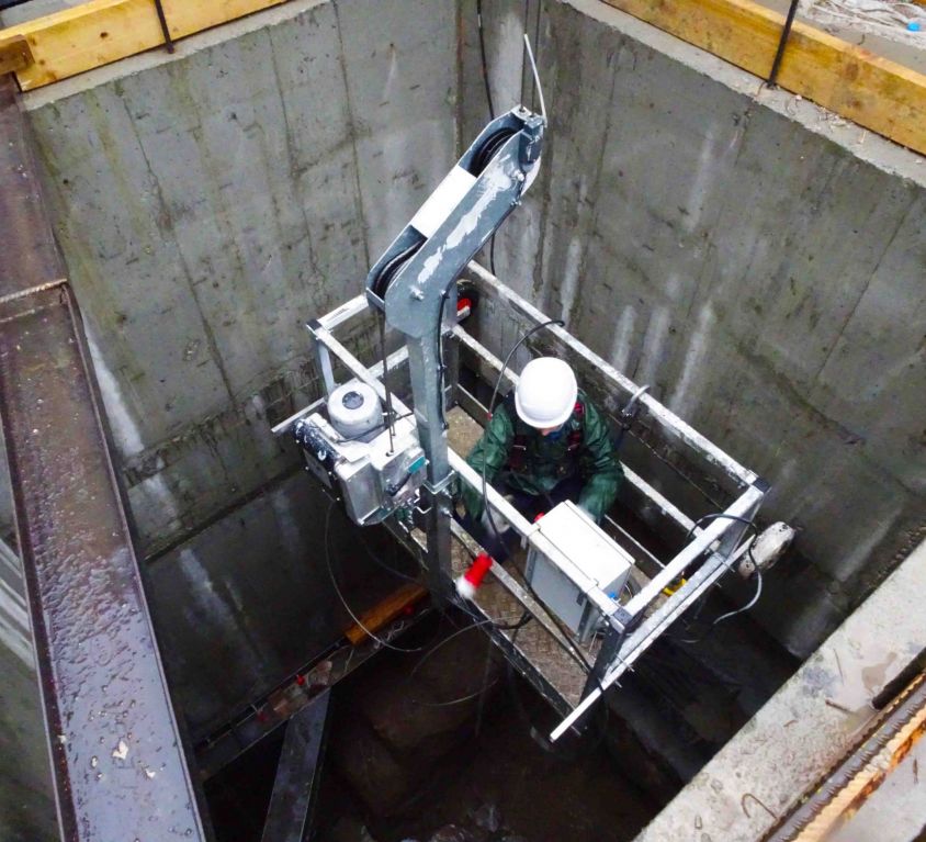 Suspended cradle for subway construction pit