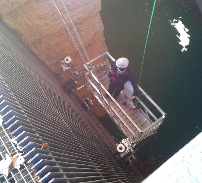 Plate-forme permanente pour l’entretien des caillebotis du barrage