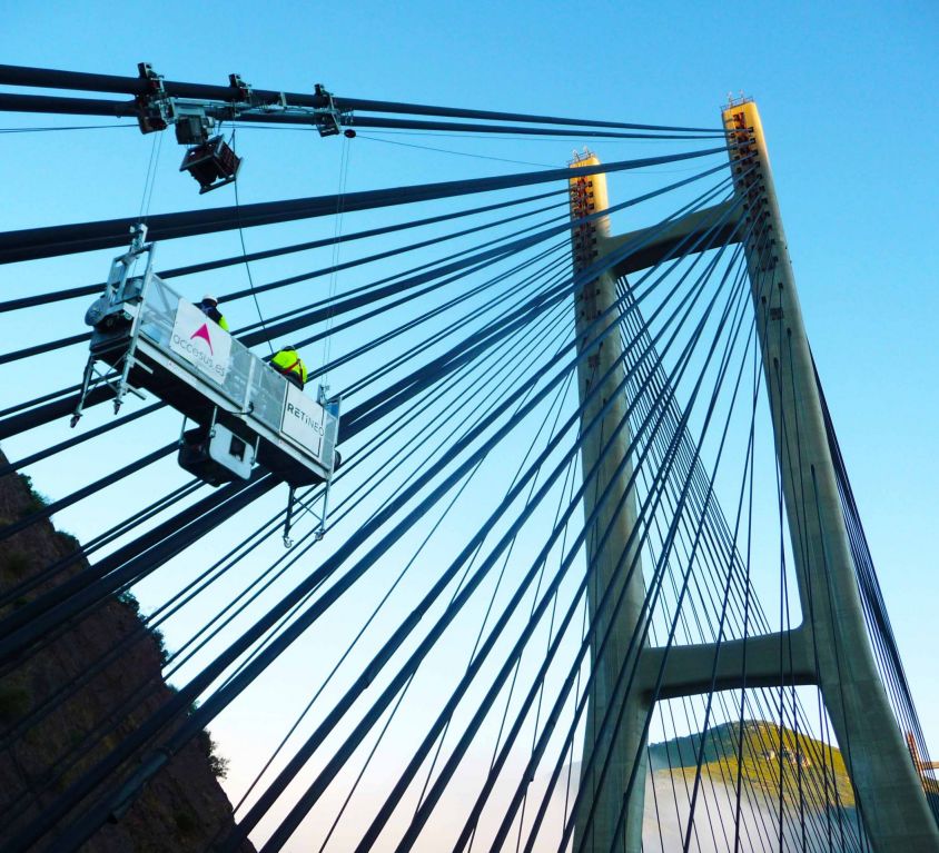 Plataforma colgante sobre el puente atirantado Fernández Casado