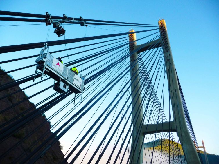 Plataforma colgante sobre el puente atirantado Fernández Casado