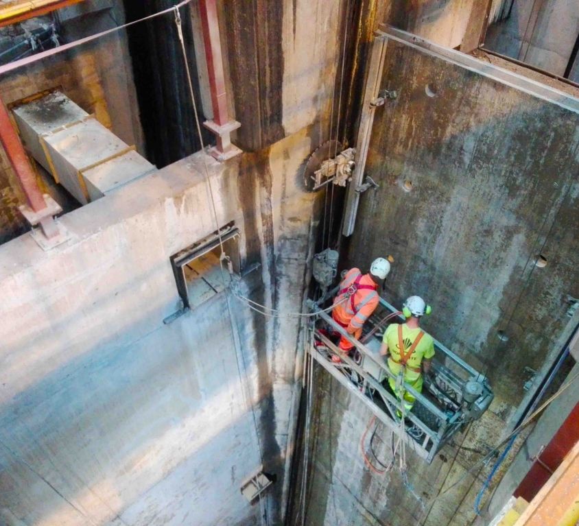 Suspended platform for WWTP well maintenance