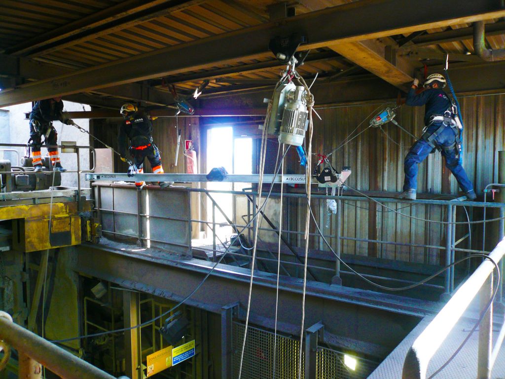 Accesus - Proyectos - Descenso con operarios en planta química