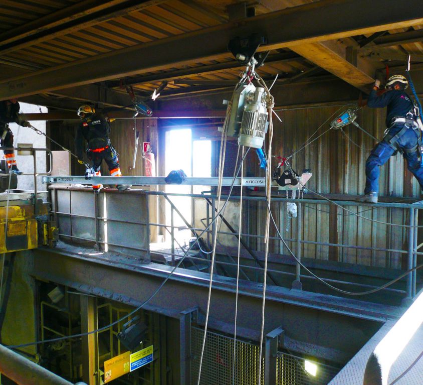 Equipo de descenso motorizado para horno en planta química