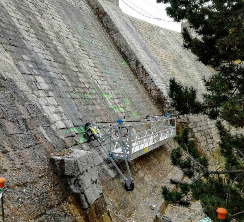 Plate-forme réglable pour les barrages