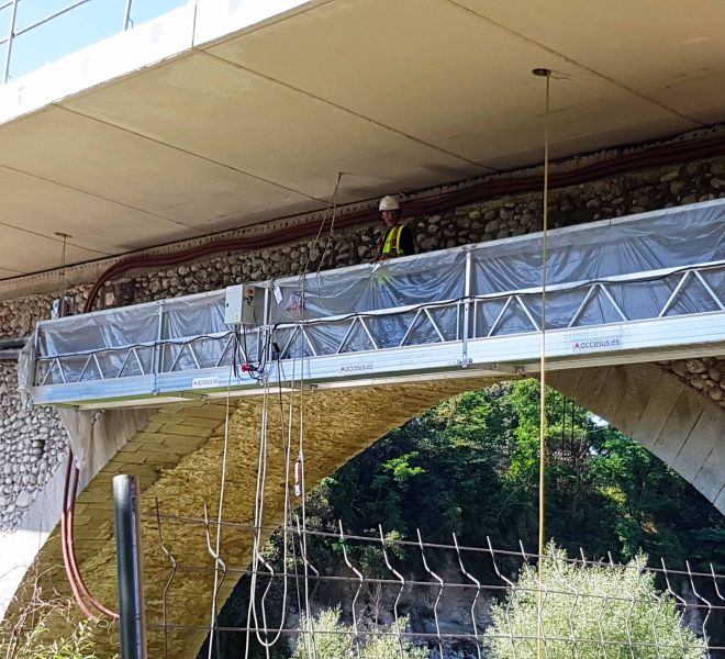 Plataforma para mantenimiento de puente río | Equipos accesos en altura