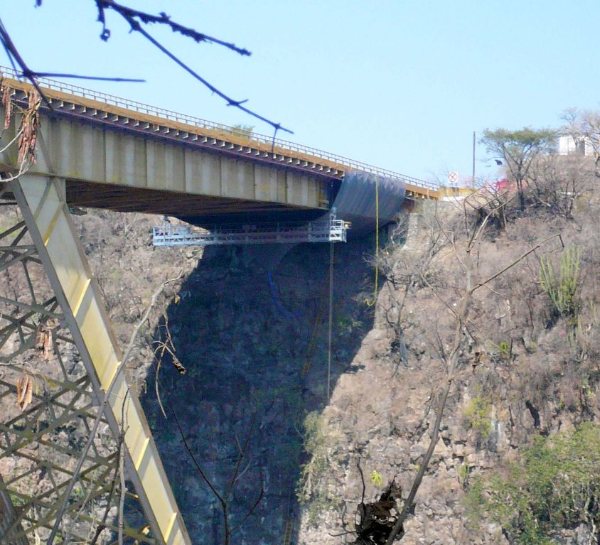 Plataforma colgante para mantenimiento de puentes