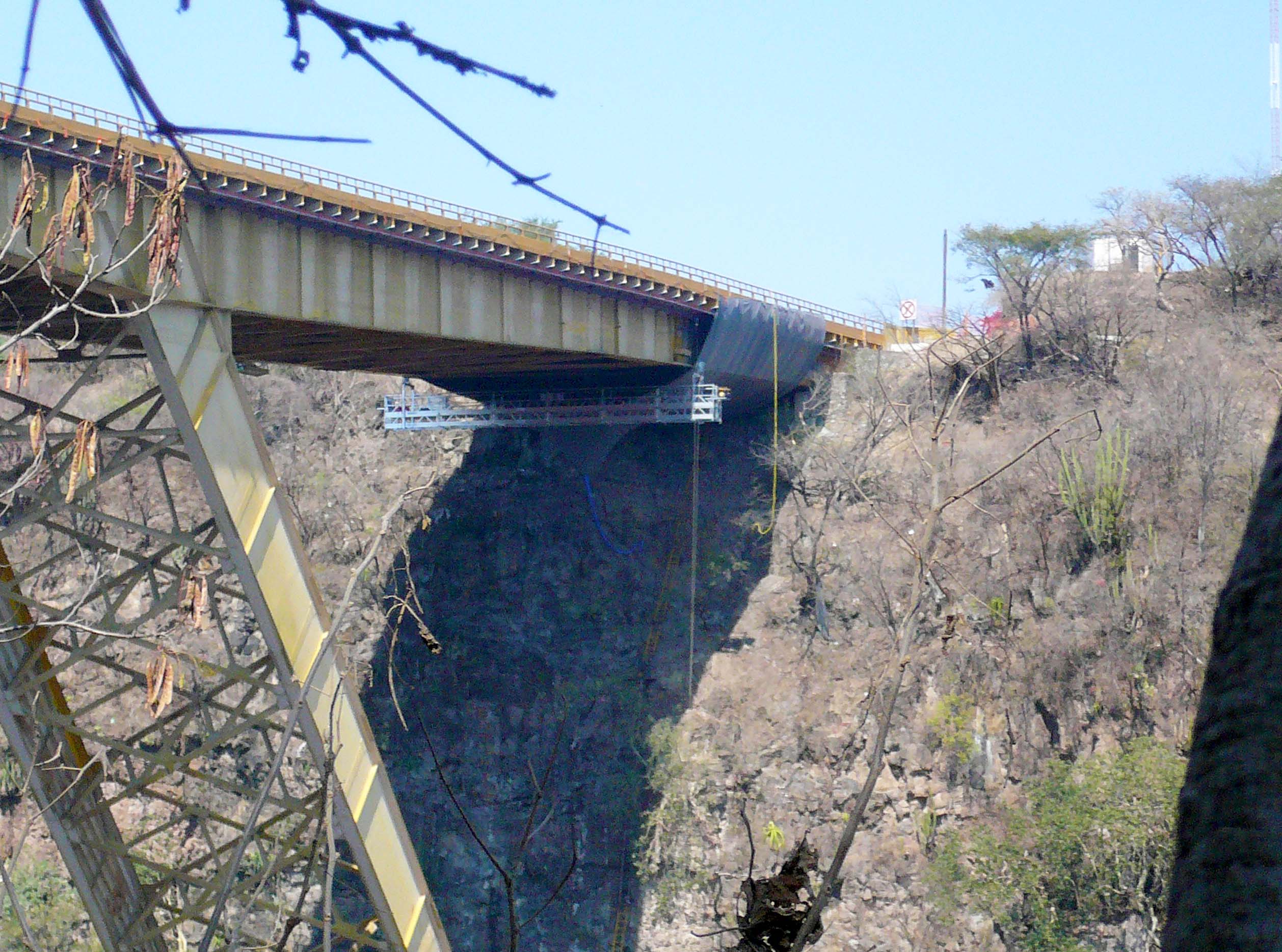 Plataforma colgante mantenimiento puentes | Equipos accesos en altura