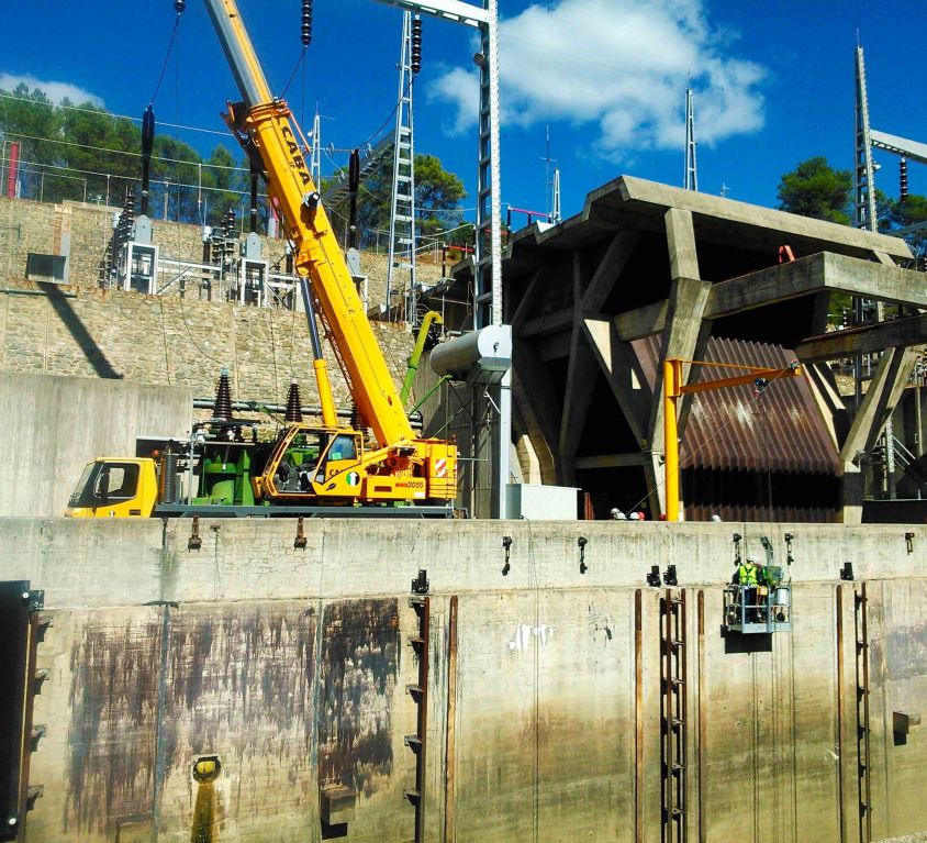 Cabine suspendue avec flèche de suspension