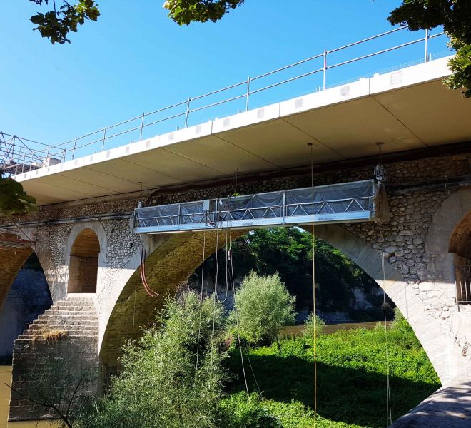 Plataforma para mantenimiento de puente río | Equipos accesos en altura