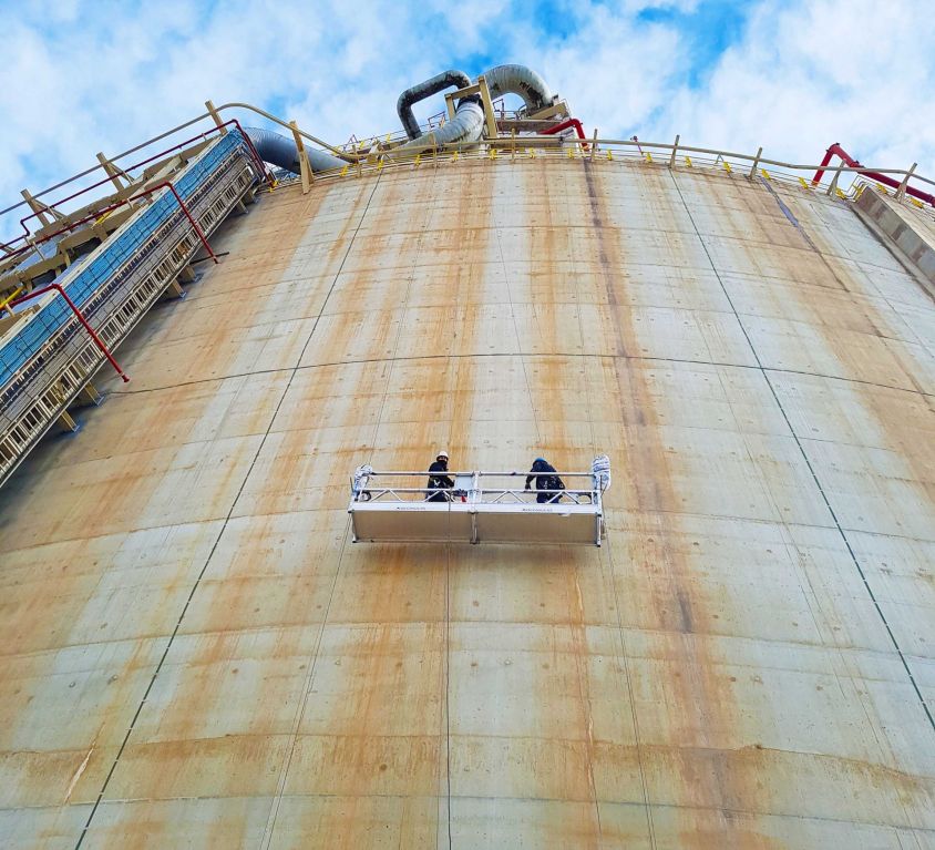 Plataforma colgante KOMPLET para mantenimiento de tanques de gas licuado (GNL)