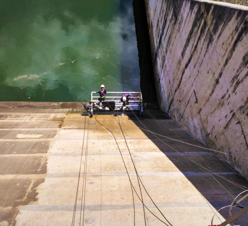 Platform for a 45º inclined surface in a dam