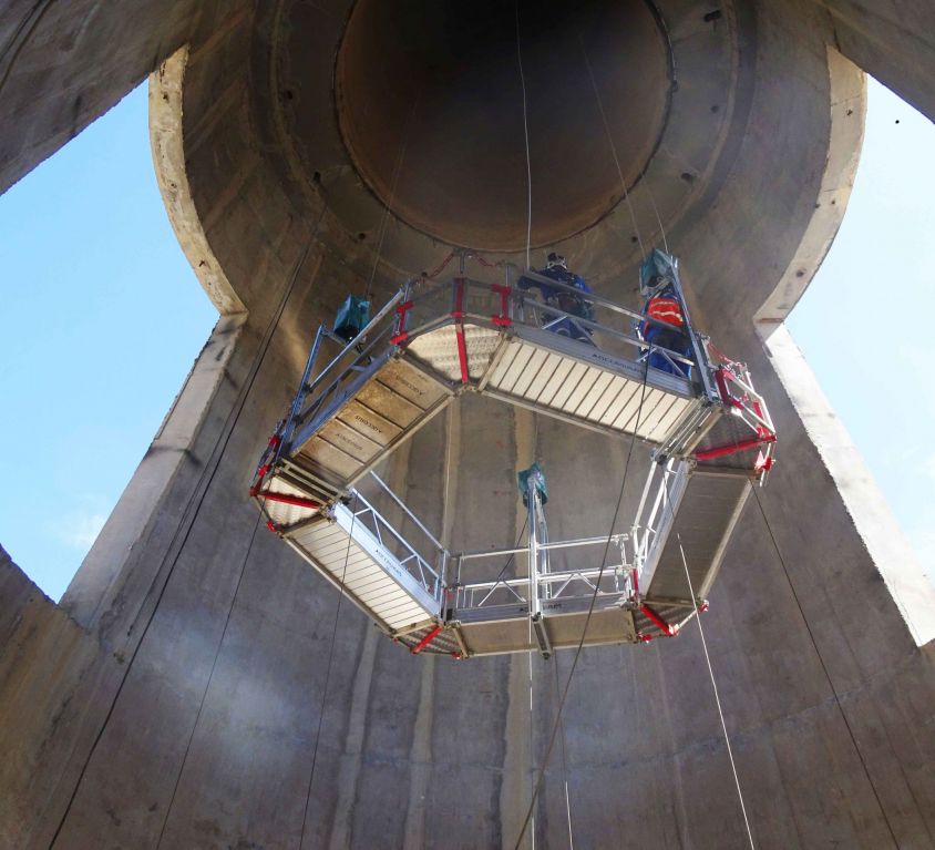 Circular suspended platform for repair and maintenance of industrial chimneys