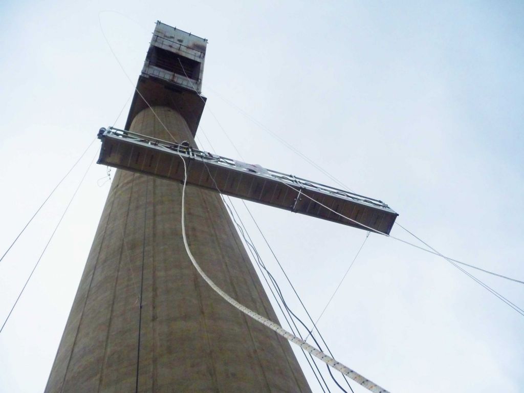 plataforma suspendida mantenimiento torre solar accesus web scaled
