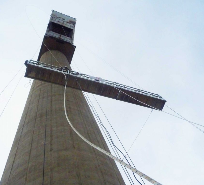 Suspended platform for solar tower maintenance