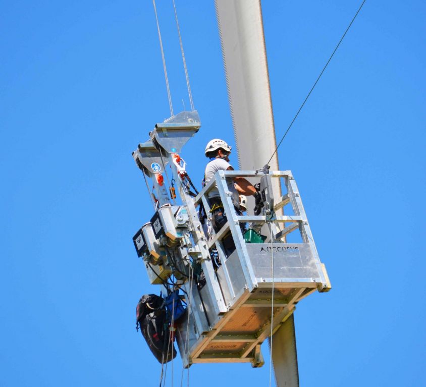 Modublade double point maintenance platform for wind turbine blades