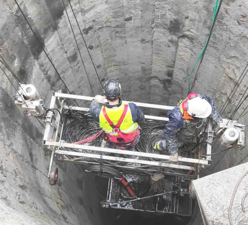 Inner chimney demolition using suspended scaffoldings and a robot