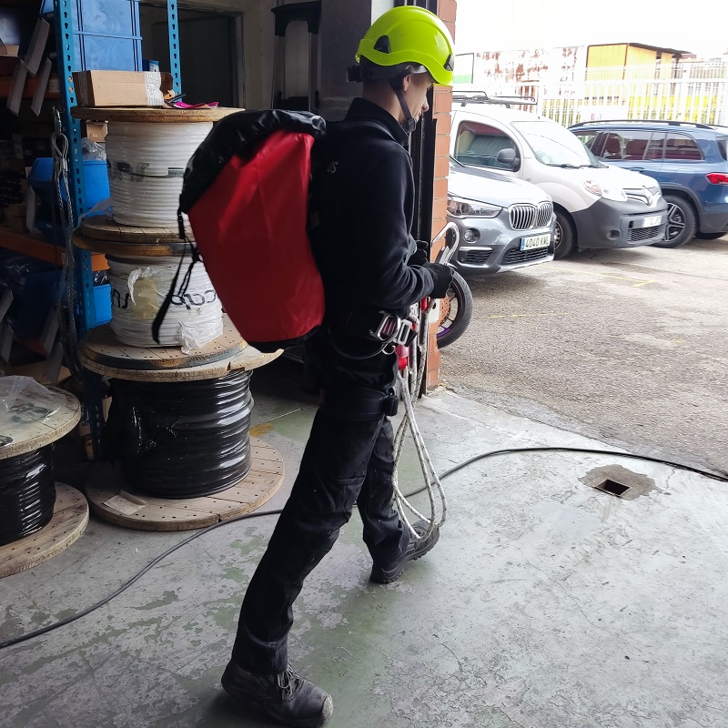 Operario con Bolsa de EPIs BLS11S