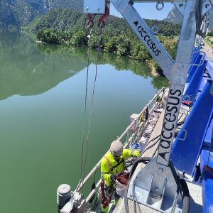 Pescante anclado a suelo para plataformas colgantes foto en obra